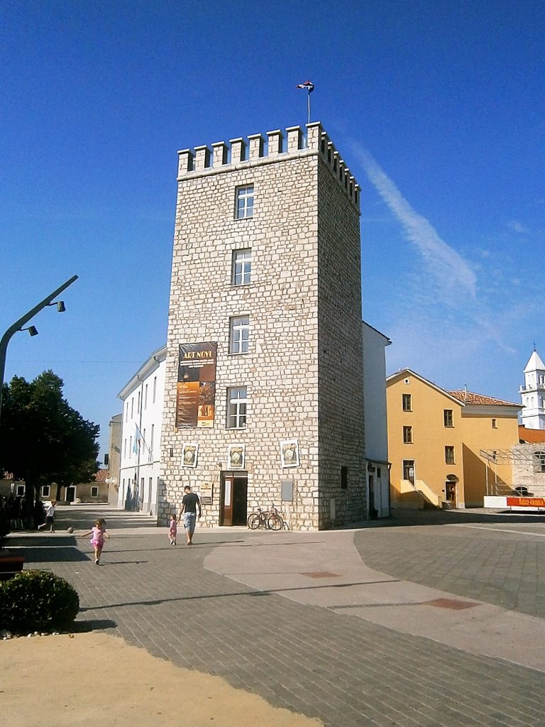 Frankopanský kaštiel s vežou Kvadrac sú jednou z dominánt mesta