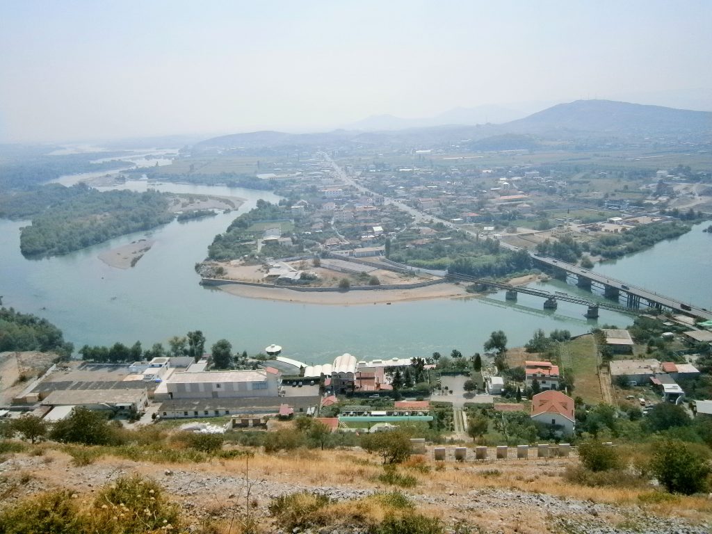 Tri rieky - Drin, Bojana a Kir sa tu spoločne vlievajú do Skadarského jazera. Výhľad z Rozafy.